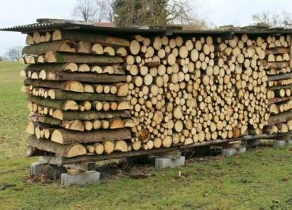 Comment plier correctement un tas de bois sur le site: façons d'empiler du bois de chauffage Bûches rondes